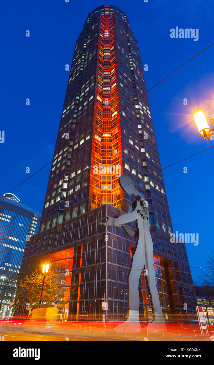 Frankfurt am Main, Hessen, Deutschland: Luminale 2016: MesseTurm - hämmern Mann Stockfoto