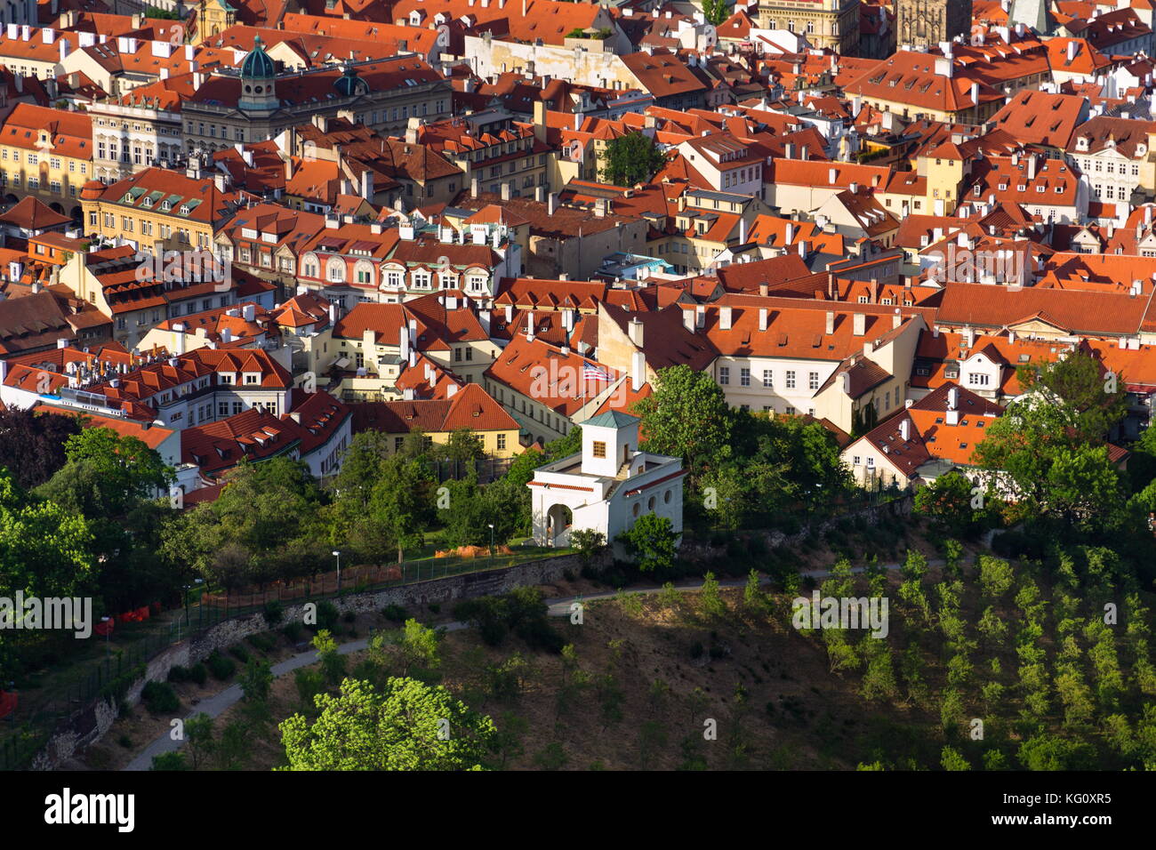 Glorietta Pavillon an der US-Botschaft Prag mit Mala Strana, Prag Stockfoto