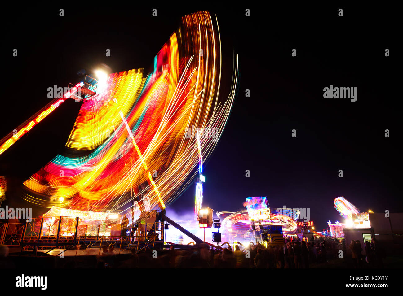 Hoe Plymouth Plymouth Devon England Kirmes Karneval Lichter Nacht nächtlichen Fahrten Bewegung Neon Messegelände Freakout Schwingen schwingen Spin Spinnin Hoe Stockfoto