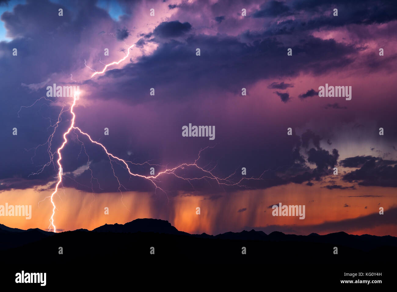 Dramatischer Blitzeinschlag bei Sonnenuntergang für einen Sturm in der Wüste von Arizona Stockfoto