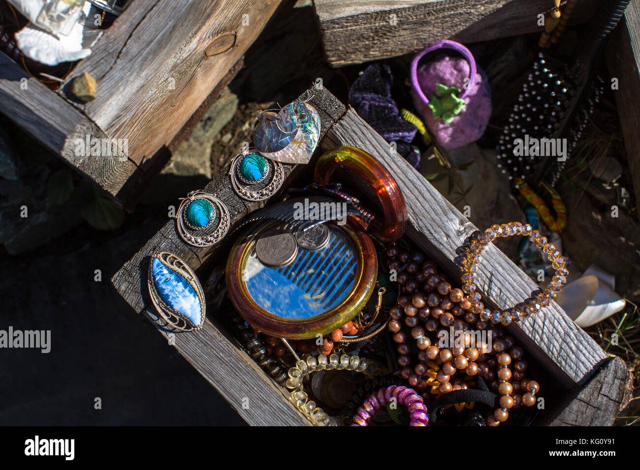 Ritual opfern in der Nähe von Felszeichnungen in der geläufigen kalbak - tash in Altai Gebirge, Russland. Stockfoto