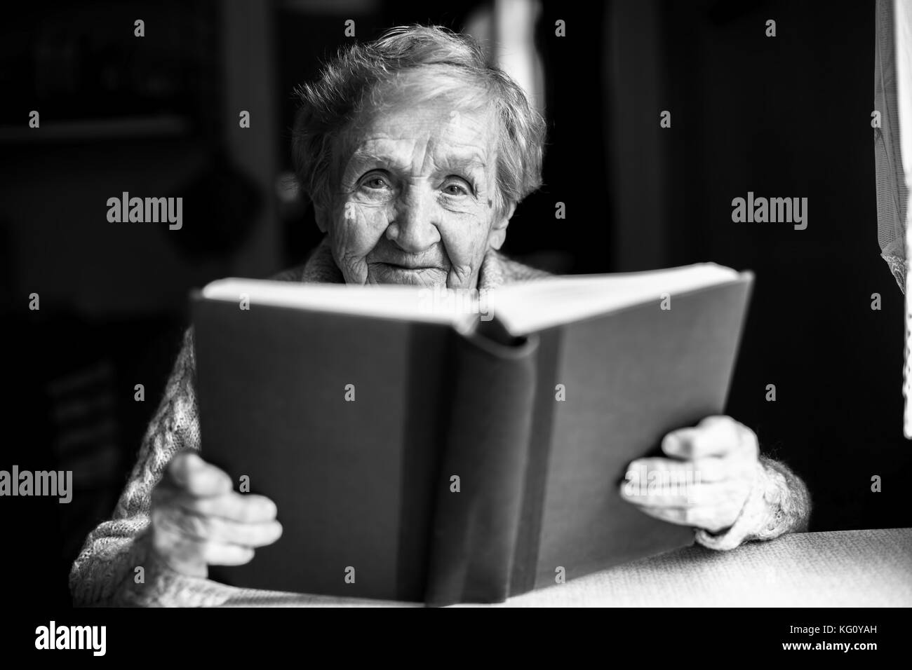 Porträt der alten Frau ein Buch lesen. schwarz-weiß-Foto. Stockfoto