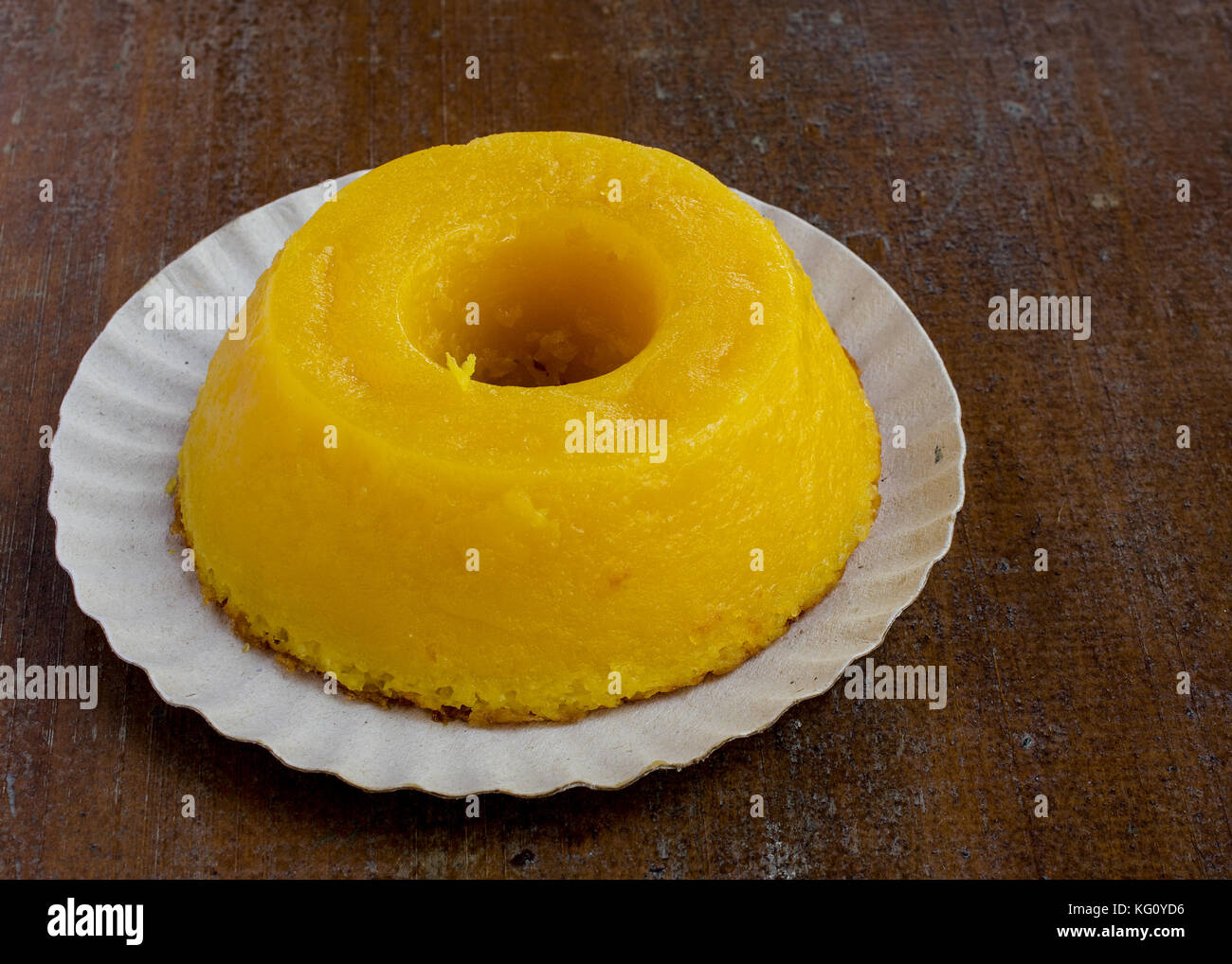 Nahaufnahme auf quindim, einem leckeren gelben brasilianischen Dessert mit Kondensmilch und Eier auf grunge Holztisch gemacht Stockfoto