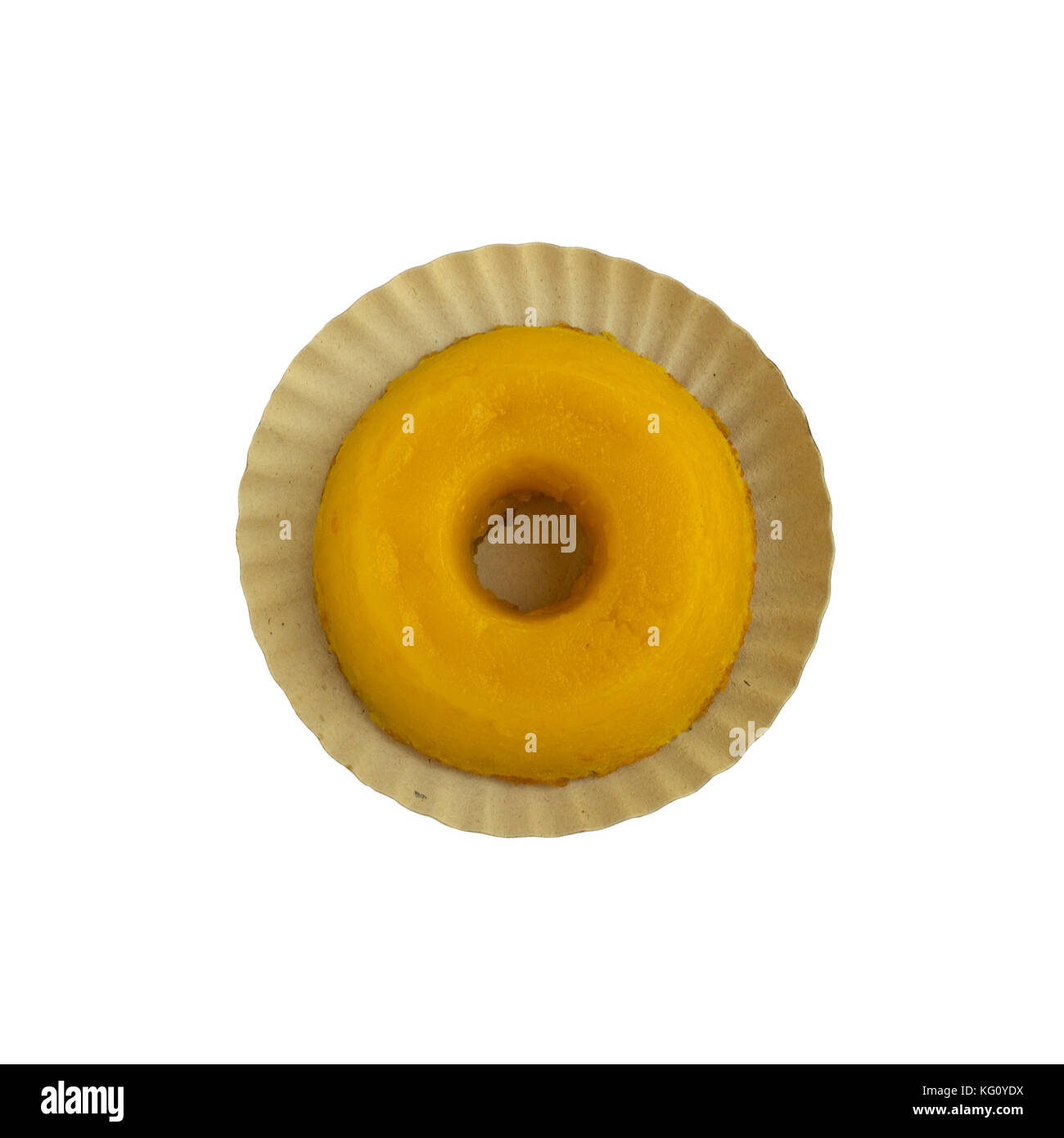 Quindim, einem leckeren gelben brasilianischen Dessert mit Kondensmilch und Eiern, gesehen von der Oberseite und isoliert auf weißem Hintergrund Stockfoto