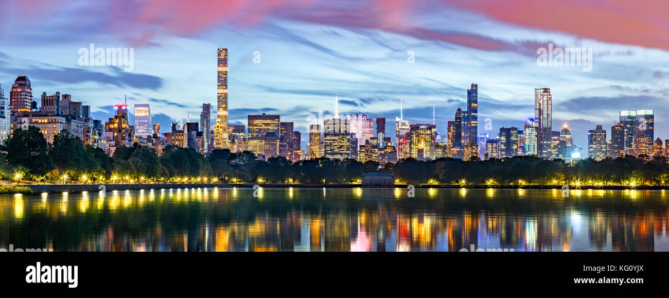 New York city panorama. Jacqueline Kennedy Onassis Reservoir die Skyline von Midtown im Central Park spiegelt. Stockfoto