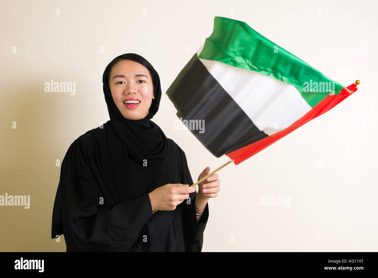 Muslimische Frau mit den Vereinigten Arabischen Emirate Flagge Stockfoto