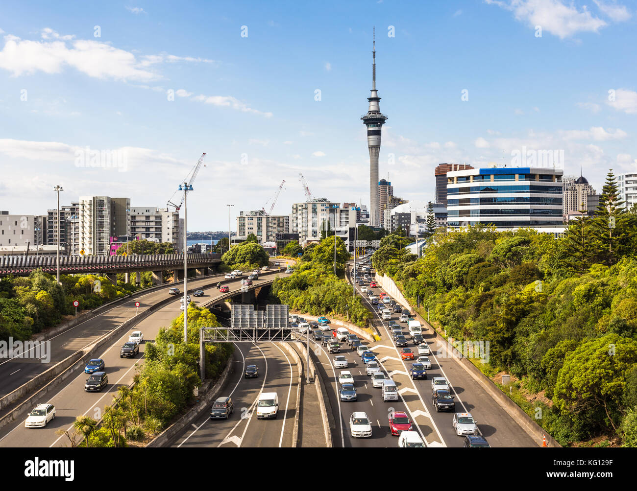 Starker Verkehr entlang der Spaghetti Kreuzung von verschiedenen Autobahnen in Auckland, Neuseelands größte Stadt an einem sonnigen Tag. Stockfoto