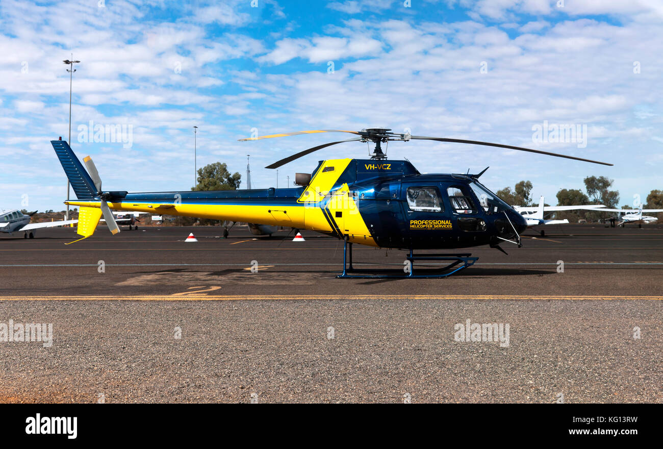 350 Écureuil (Eichhörnchen) Hubschrauber durch professionelle Helicopter Services, im Ayers Rock Airport, in der Nähe von Yulara, Northern Territory auf der Grundlage betrieben wird, Stockfoto