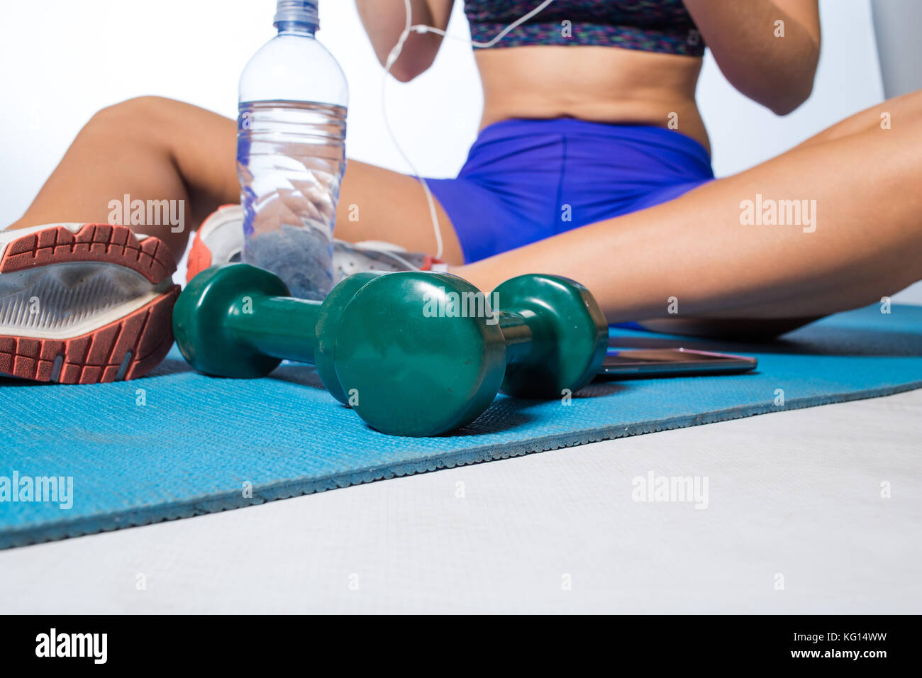 Weibliche fitness Modell Ausruhen nach einem intensiven Training und nehmen einige ein selfie im Spiegel der Fitnessraum. Stockfoto