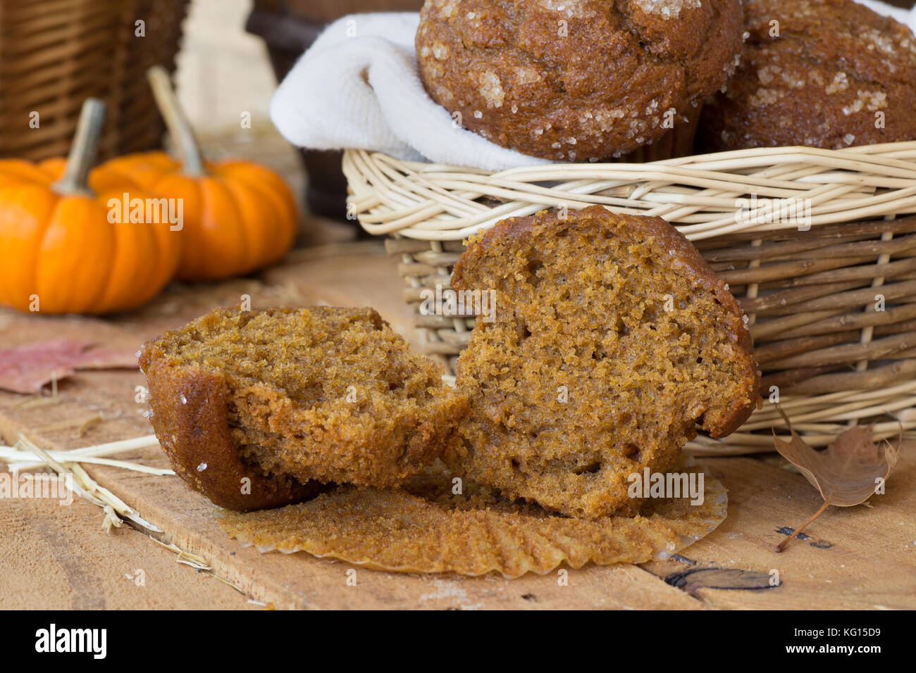 In Scheiben geschnitten pumpkin Muffin auf einem woodem Oberfläche Stockfoto