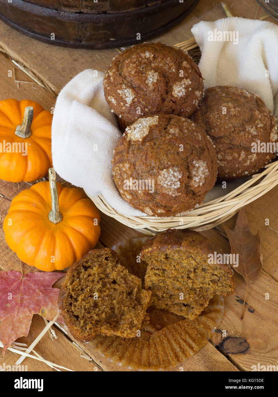 Korb mit Kürbis Muffins auf einer hölzernen Oberfläche Stockfoto