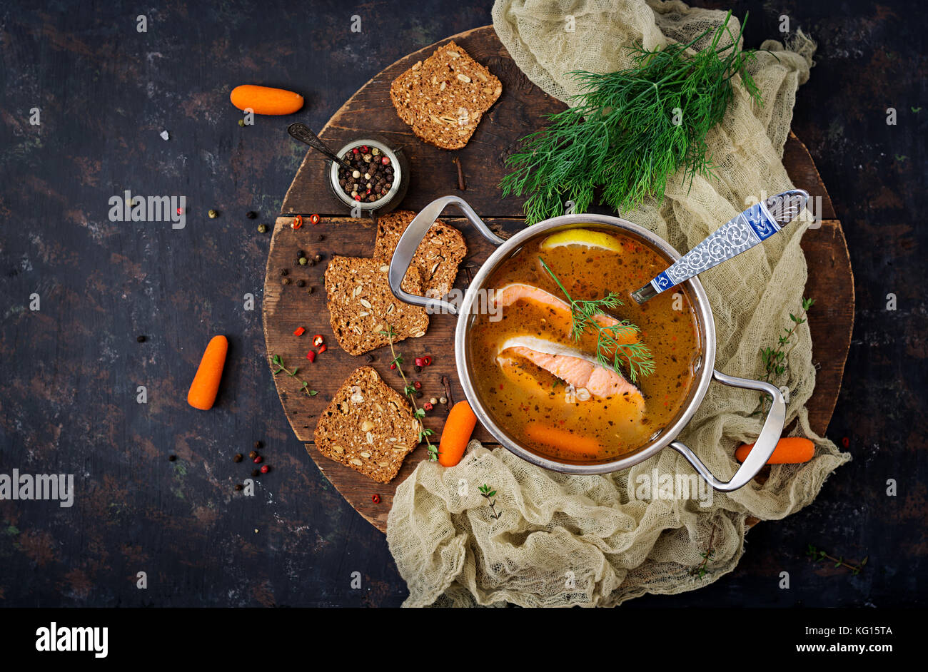 Lachs Fischsuppe mit Gemüse in der Pfanne. Flach. top View Stockfoto