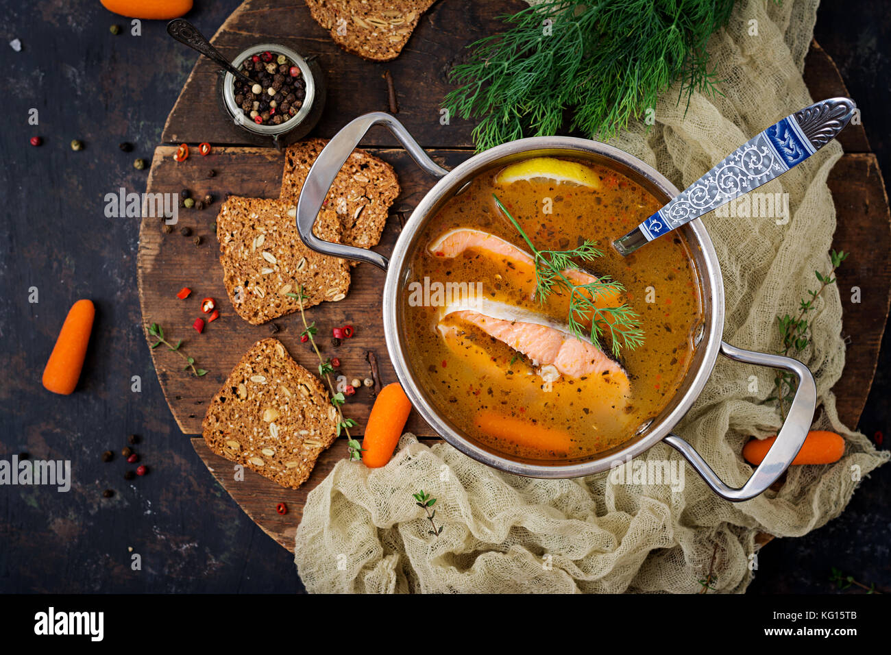 Lachs Fischsuppe mit Gemüse in der Pfanne. Flach. top View Stockfoto