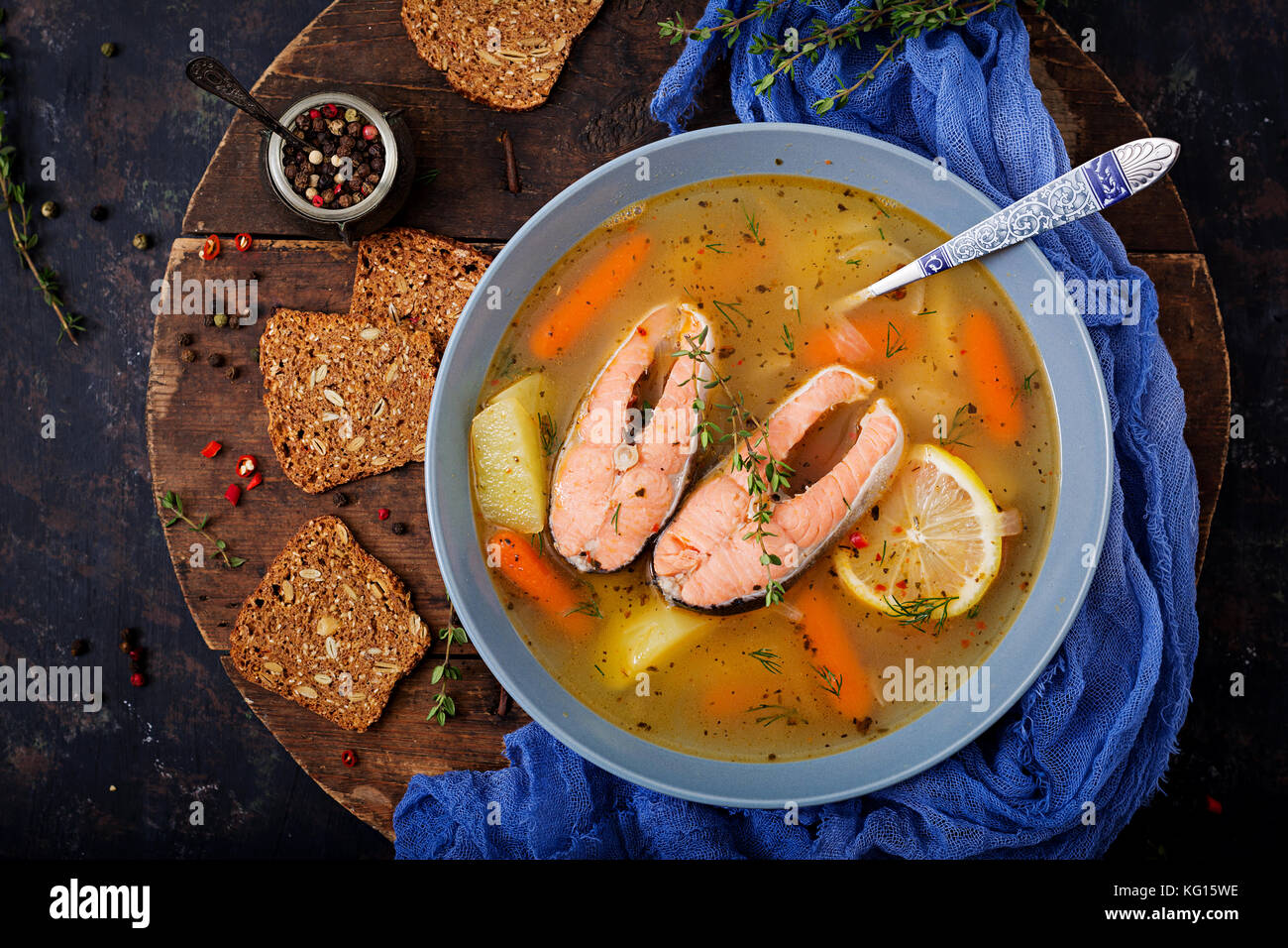 Lachs Fischsuppe mit Gemüse in Schüssel. Flach. top View ...