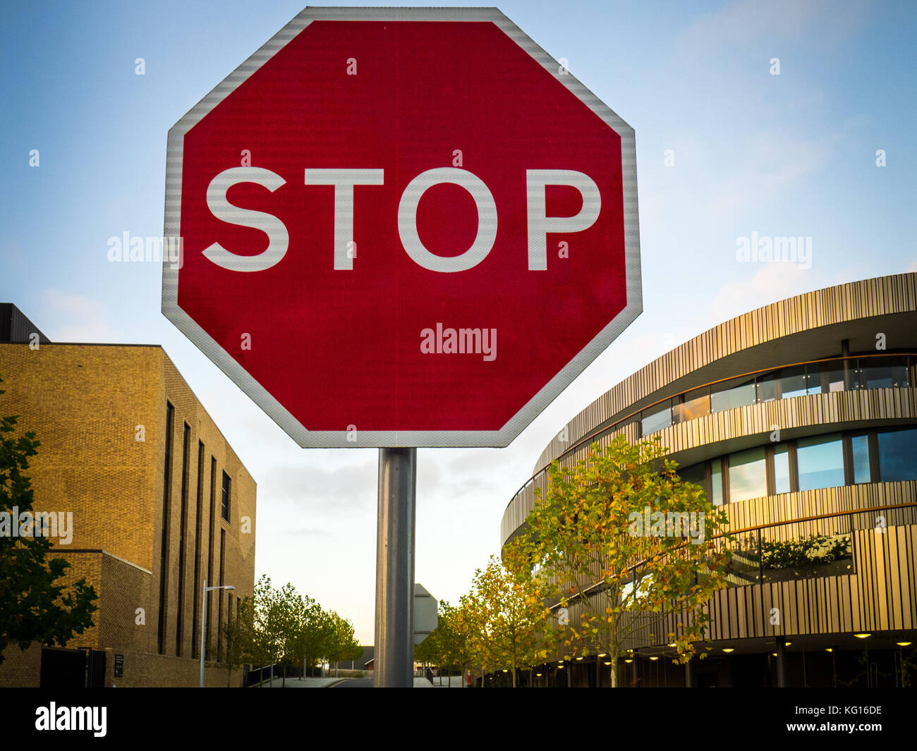 Stop-Schild an der West Cambridge Website Wissenschaft und Technologie Standort, Teil von der Universität Cambridge in Cambridge Großbritannien Stockfoto