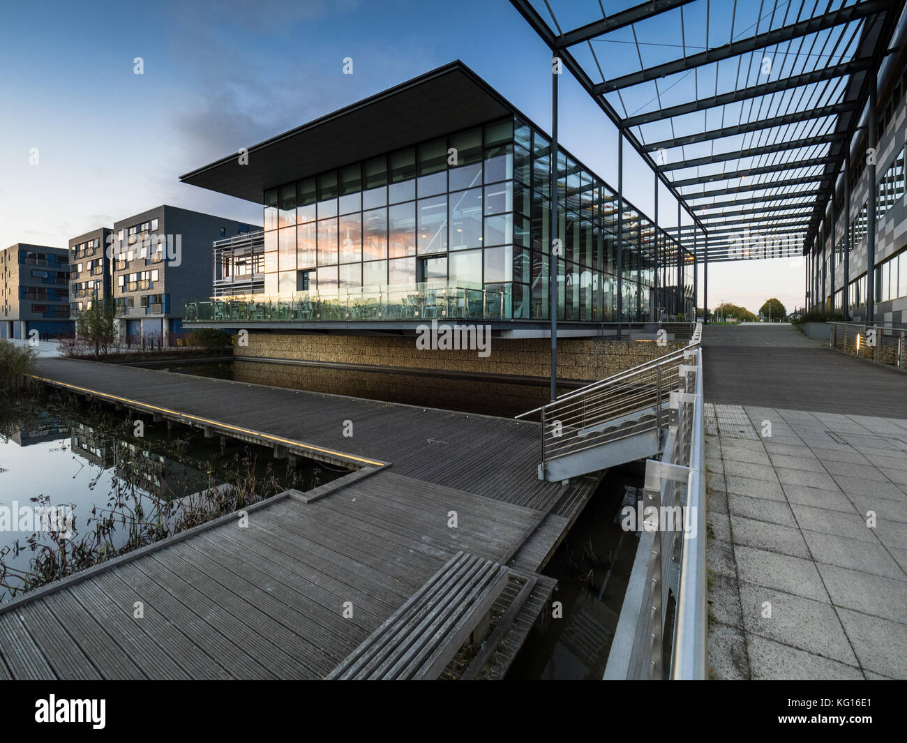 Hauser Forum, eine Anlaufstelle für unternehmerische Initiative und Innovation, und West Cafe, am West Cambridge Site der Universität von Cambridge, Großbritannien Stockfoto