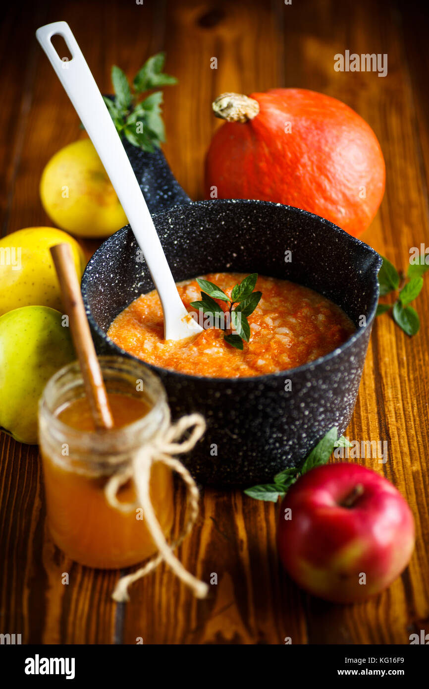 Süße Kürbis Porridge mit Honig Stockfoto