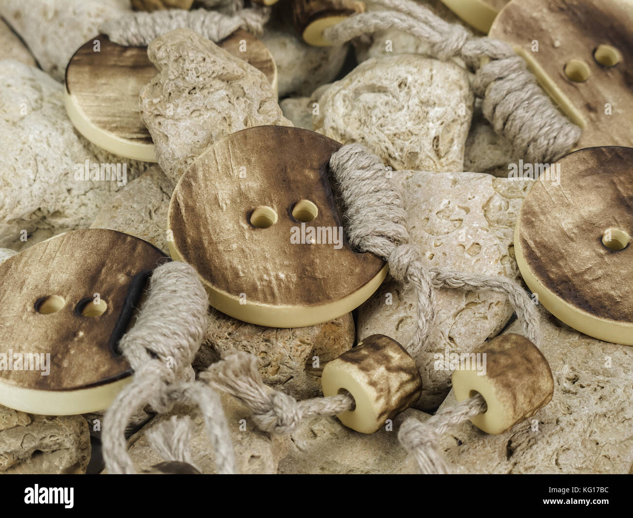 Taste mit Seilen unter Steinen. Stockfoto