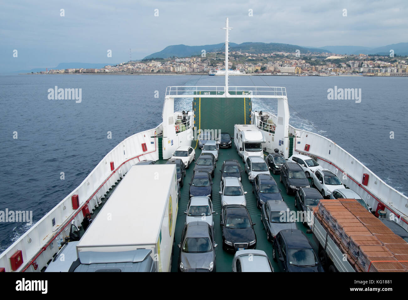 Von Italien Nach Türkei Mit Schiff Auto Messina, Italien - 30. Dezember 2015: Fähre mit vielen Touristen und