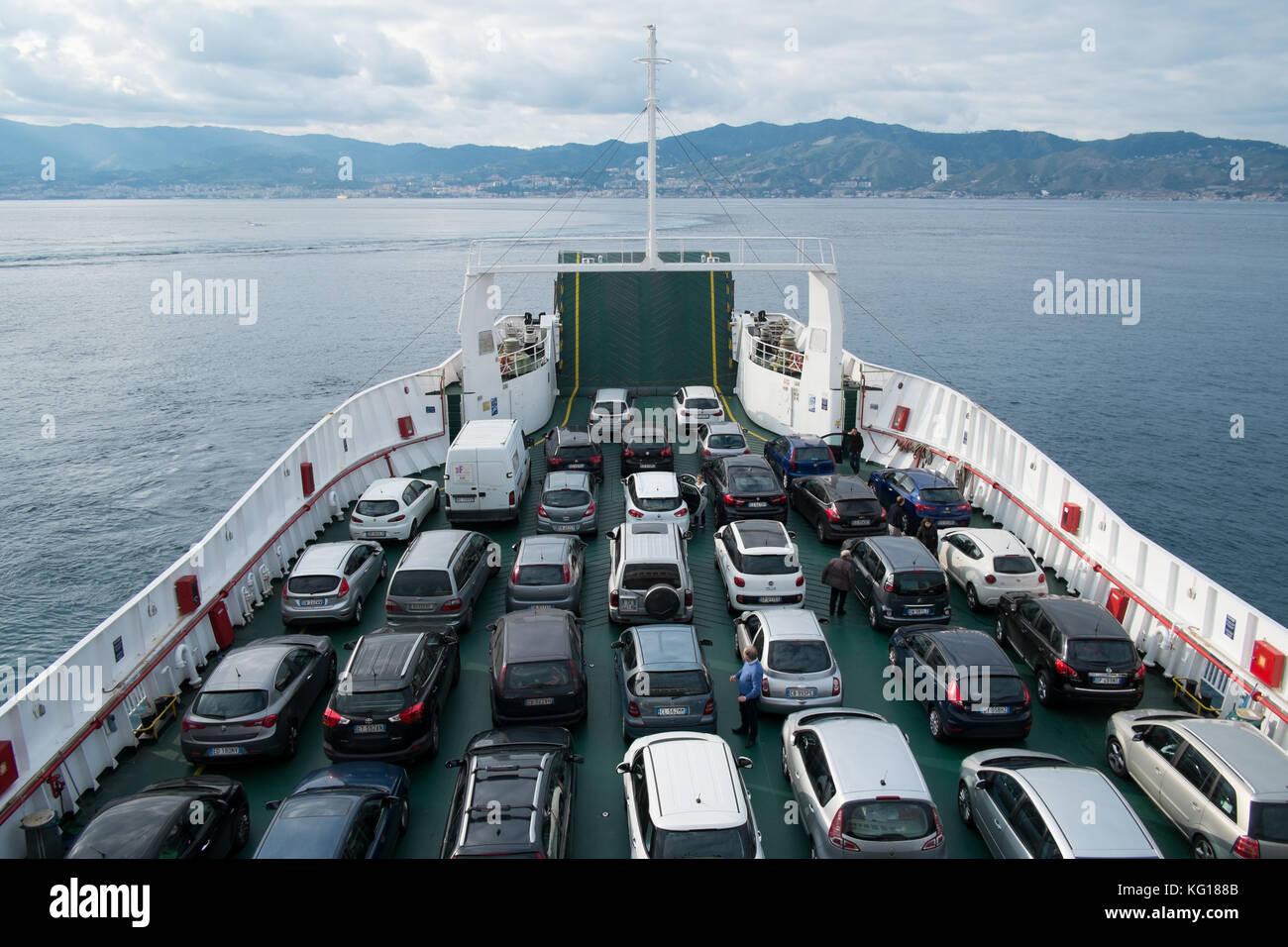 Messina, Italien - 30. Dezember 2015: Fähre mit vielen Touristen und
