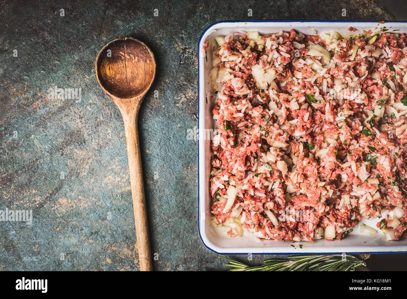 Rohes Fleisch Füllung mit Reis und Hackfleisch mit Kochlöffel, Ansicht von oben Stockfoto