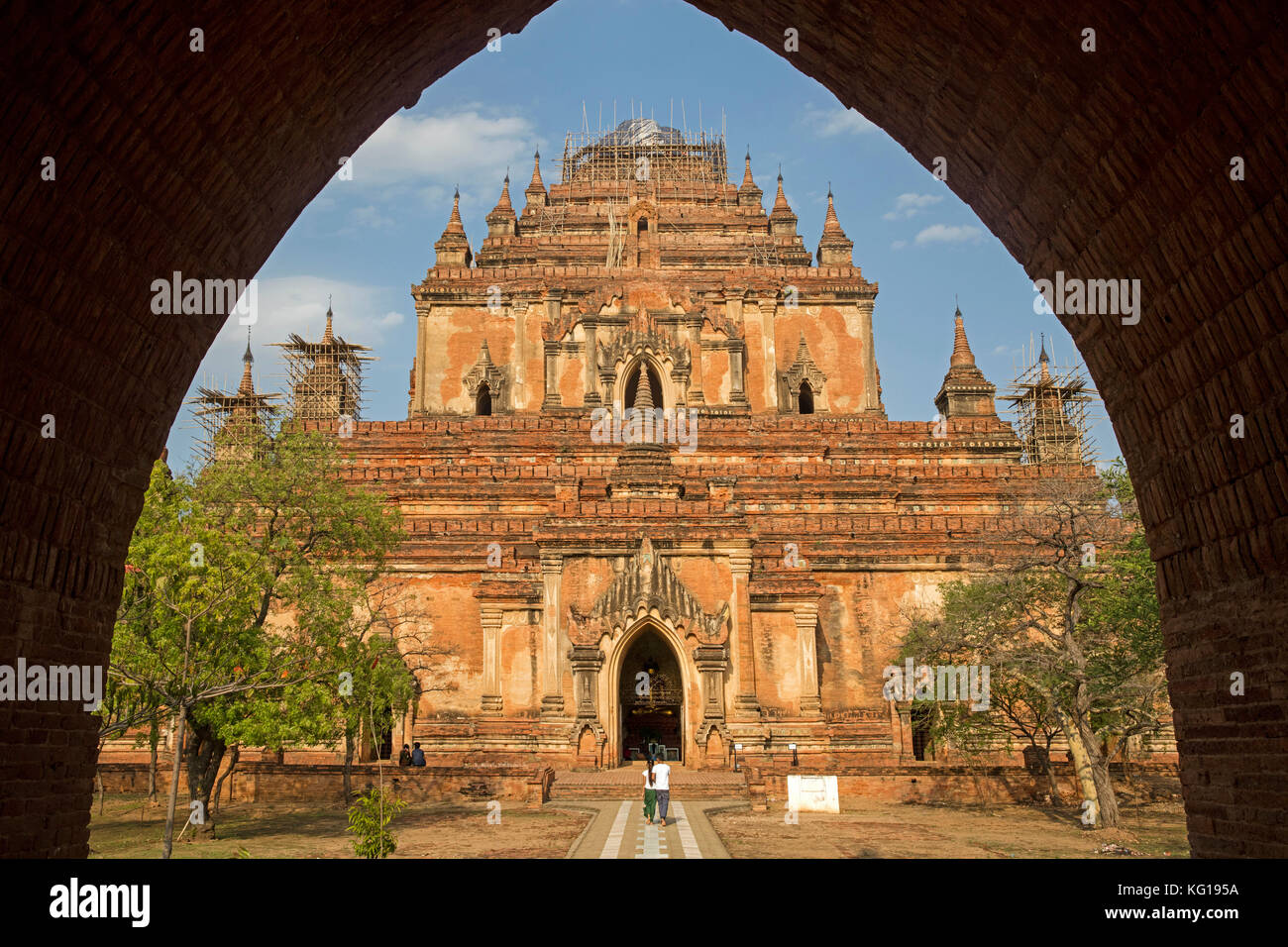 Touristen, die in der dhammayangyi Tempel, der größten buddhistischen Tempel in der antiken Stadt Bagan, Mandalay, Myanmar/Birma Stockfoto