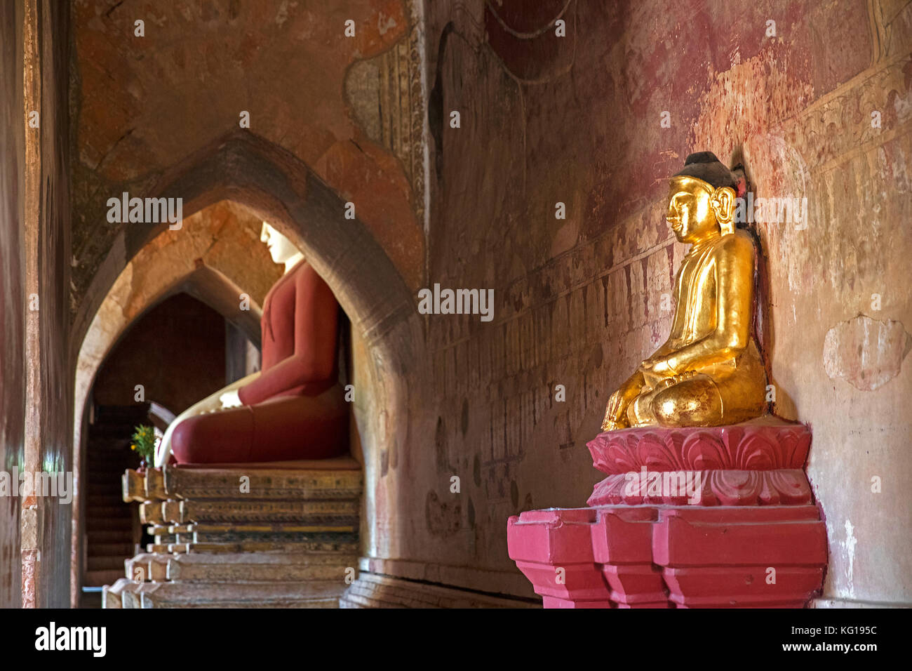 Buddha Statuen im Inneren des dhammayangyi Tempel, der größten buddhistischen Tempel in der antiken Stadt Bagan, Mandalay, Myanmar/Birma Stockfoto