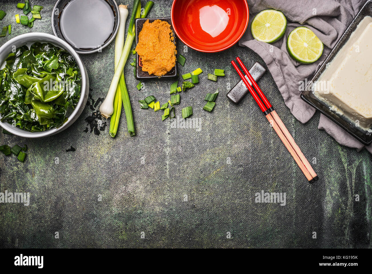 Japanische Küche Zutaten für lecker kochen: wakame Algen, silken Tofu,  Frühlingszwiebeln und Miso einfügen im Alter von Hintergrund, Ansicht von  oben, Grenze Stockfotografie - Alamy