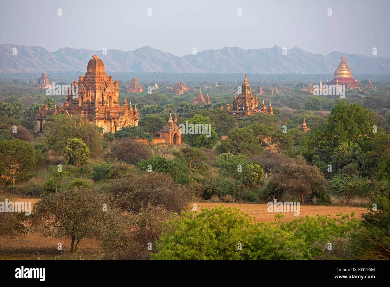 Buddhistische Tempel und Pagoden bei Sonnenuntergang in der alten Stadt Bagan / Pagan, Mandalay, Myanmar/Birma Stockfoto