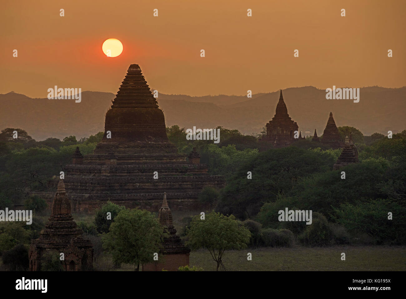 Buddhistische Tempel und Pagoden bei Sonnenuntergang in der alten Stadt Bagan / Pagan, Mandalay, Myanmar/Birma Stockfoto