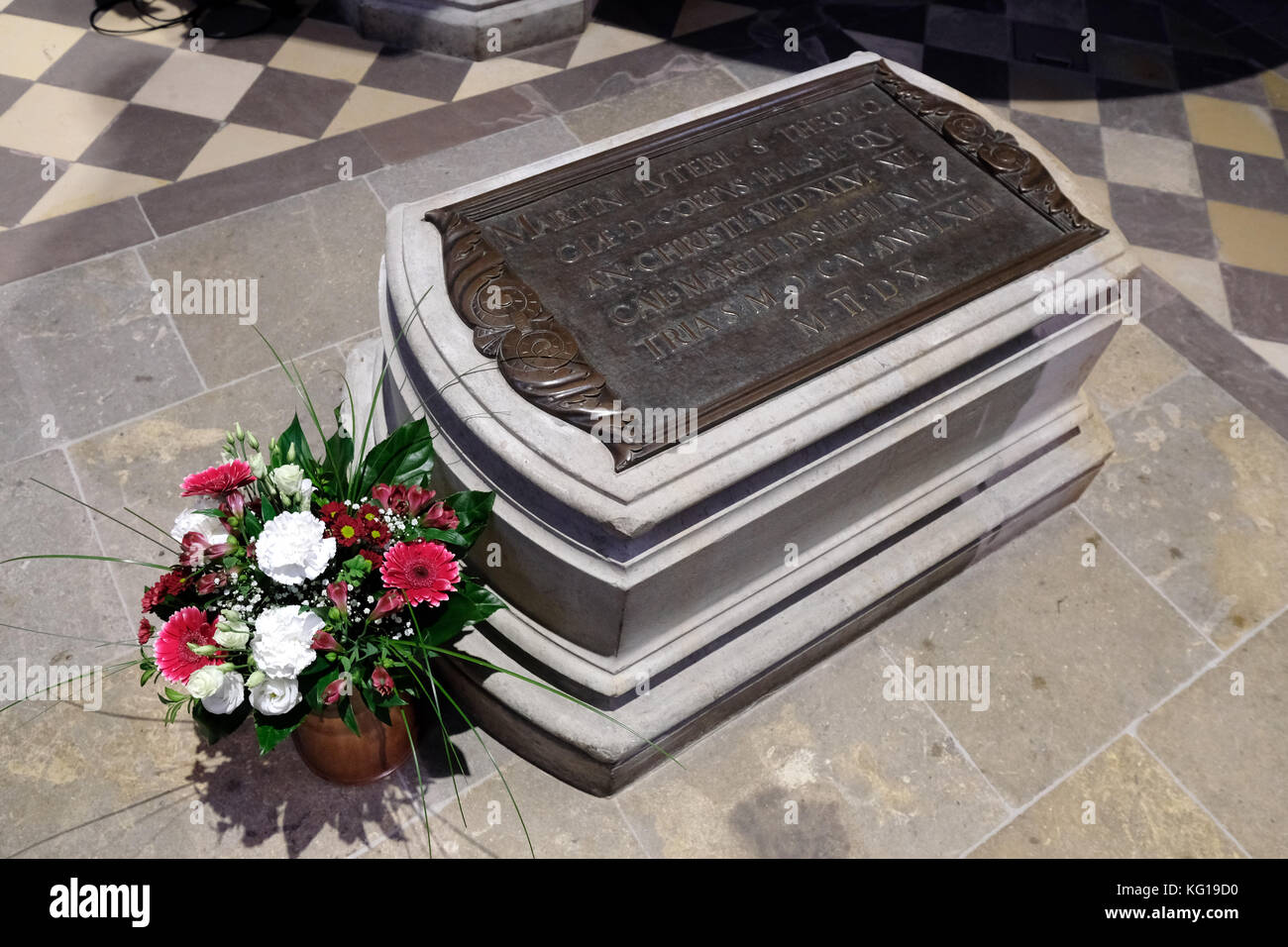 Grab des Reformators Martin Luther (1483 - 1546) im Schloss Kirche in Wittenberg (Sachsen-Anhalt) in Deutschland. Luther war in der Nähe der Kanzel in der Kirche vier Tage nach seinem Tod bestattet. Sein Sarg wird bei zwei unzugänglich und einen halben Meter tief in den Boden unter dem Grab Platte. Stockfoto