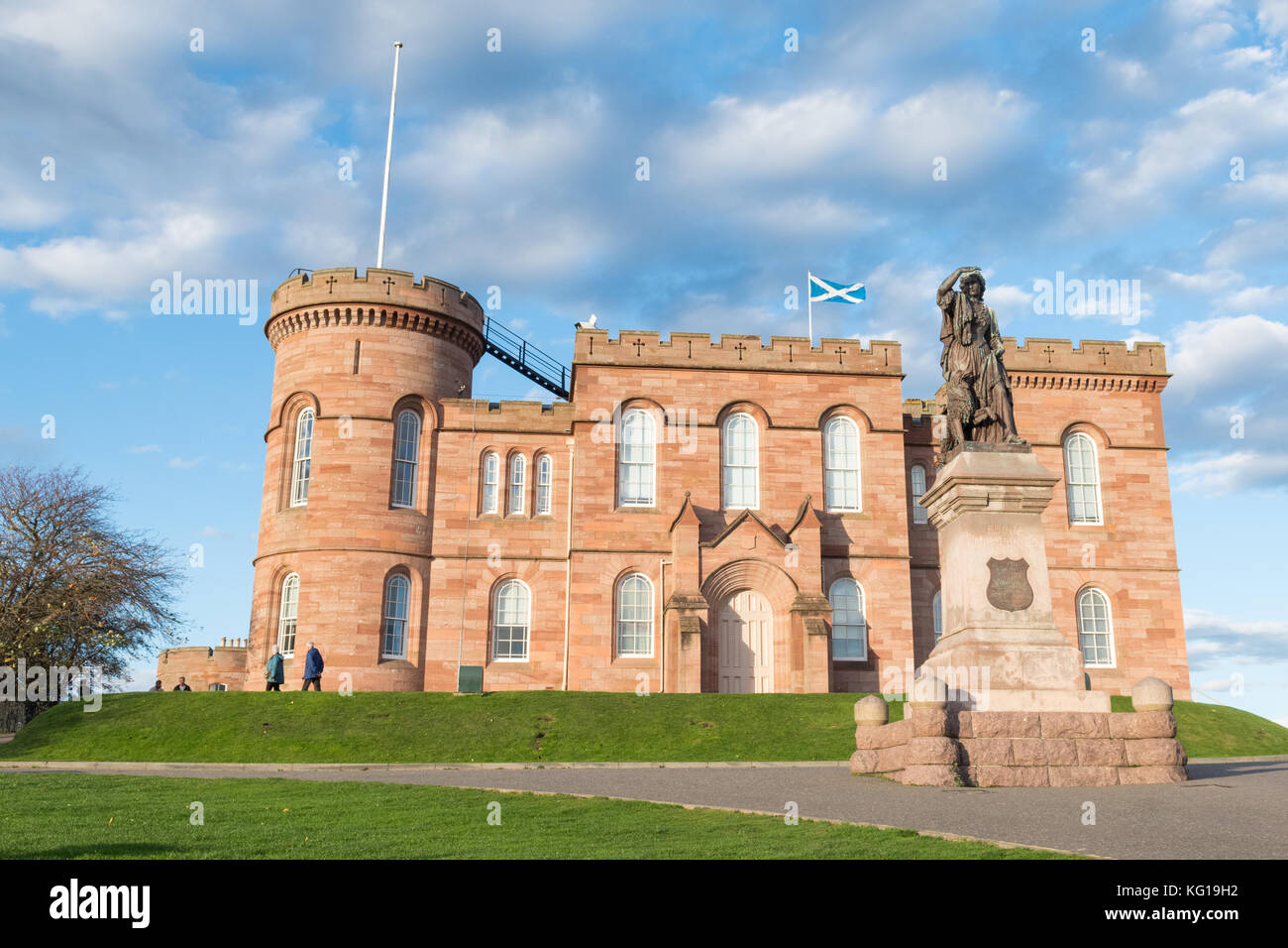 Inverness Castle und die Statue von Flora Macdonald, Inverness, Schottland, UK Stockfoto