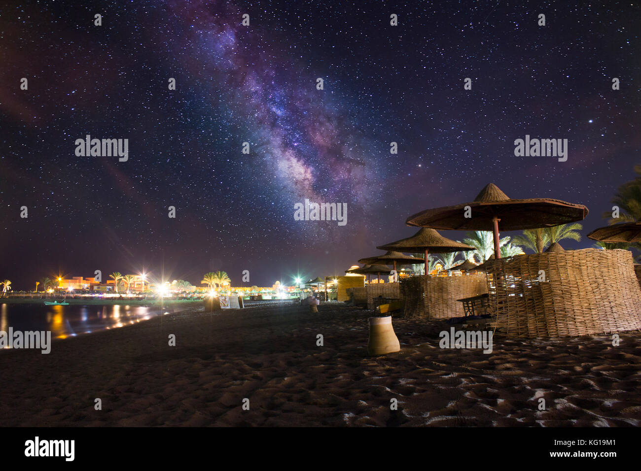 Fantastischen Sternenhimmel und die Milchstraße auf einem Strand in Marsa  Alam, Ägypten Stockfotografie - Alamy