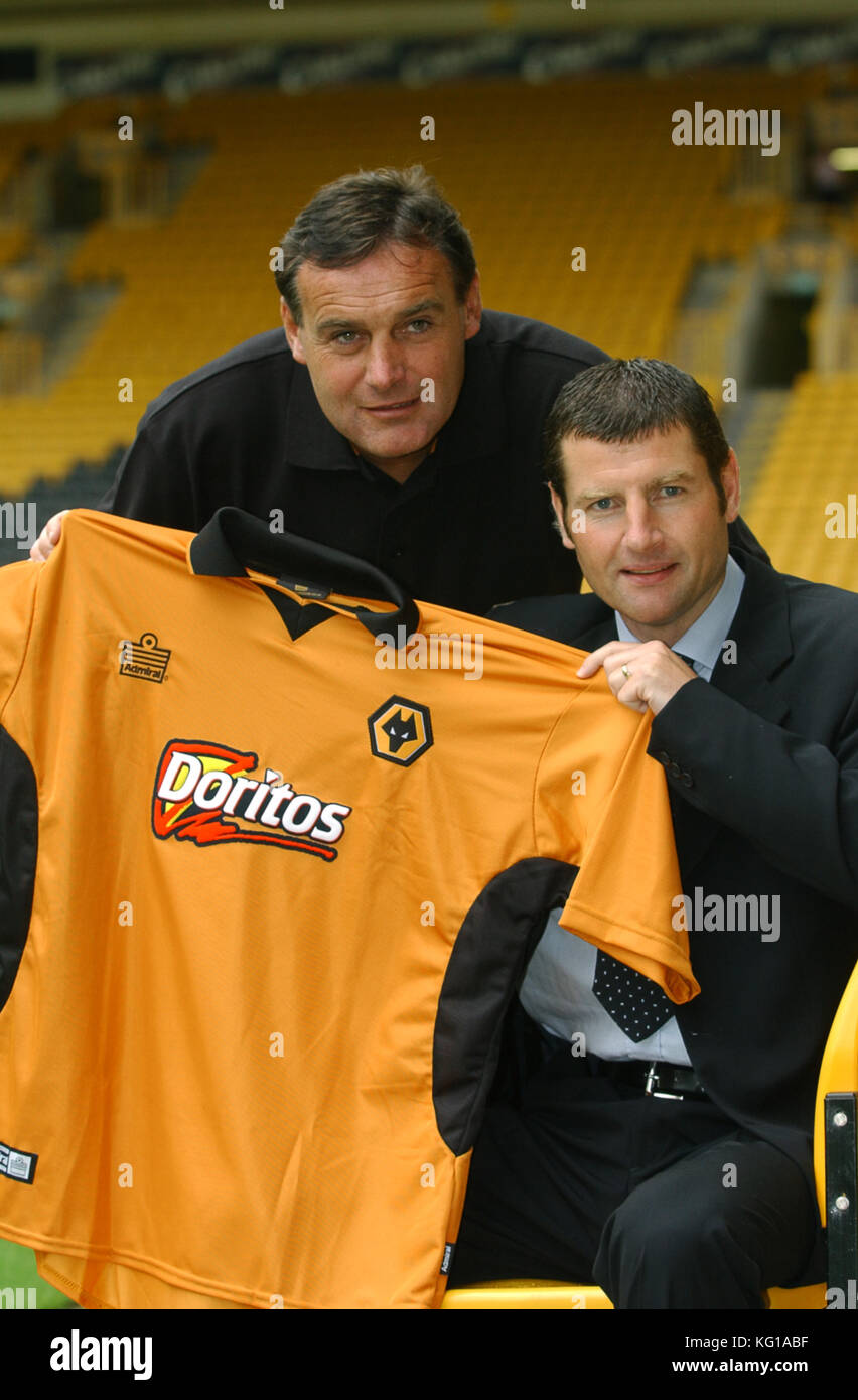 Wolverhampton Wanderers Football Manager Dave Jones mit neuen Unterzeichnung Denis Irwin 2002 Stockfoto