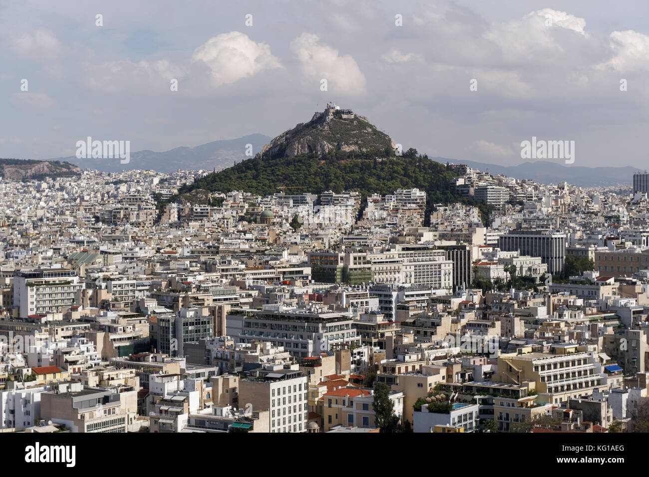 Athen, Griechenland mount lycabettus Tag anzuzeigen. Panoramablick auf lykavittos Hill und umgebenden Stadtbild Bauten aus Athen Akropolis. Stockfoto