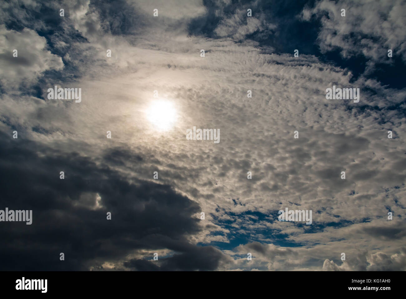 Sun hinter einem Schleier der Wolken versteckt Stockfoto