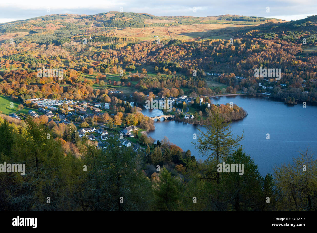 Das Dorf Kenmore, in dem Loch Tay in den Fluss Tay, Perthsire, Schottland läuft. Stockfoto