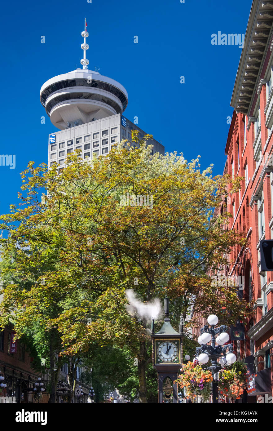 Die Gastown Steam Clock unter den Vancouver Lookout drehbaren Turm, Gastown, Vancouver, British Columbia, Kanada Stockfoto