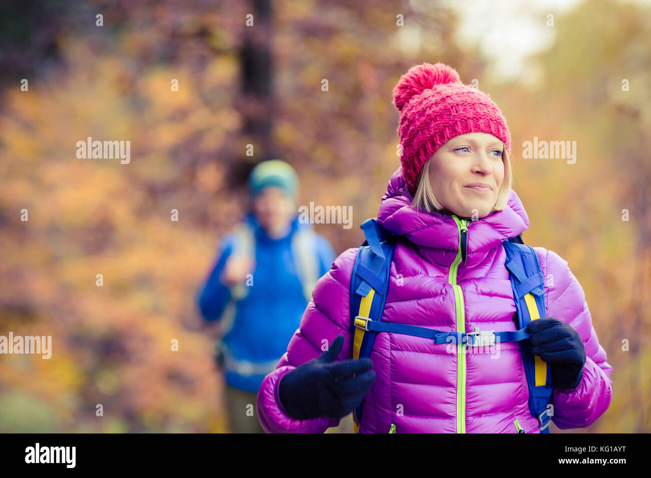 Glückliches Paar Wanderer Camping in schönen gelben Herbst Wald und Berge. Junge Partnerschaft Teamarbeit, Mann und Frau zu Fuß mit Rucksack, gesund Stockfoto