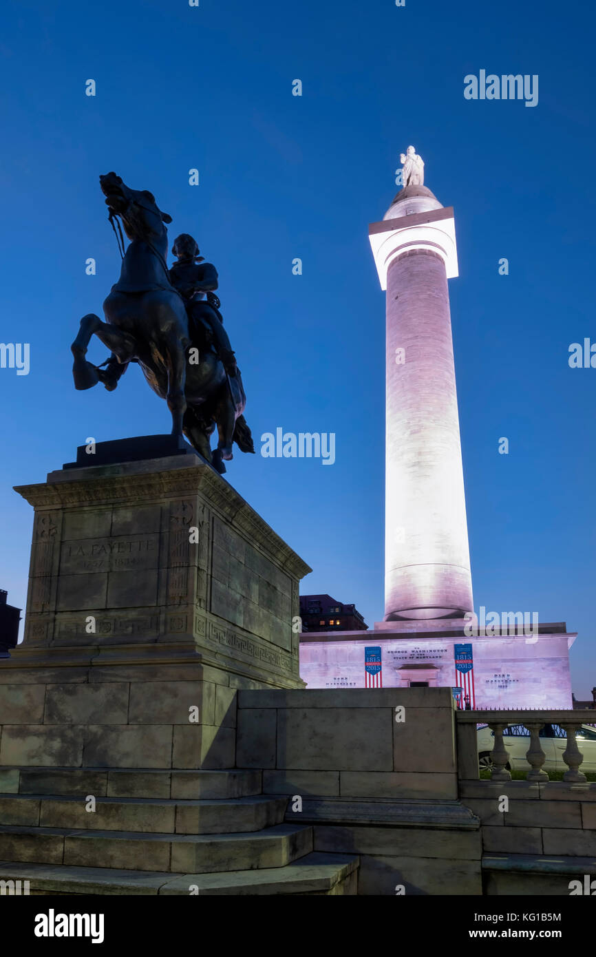 Baltimores Washington Monument und Marquis De Lafayette Statue bei Nacht, Mount Vernon Hotel, Baltimore, Maryland, USA Stockfoto
