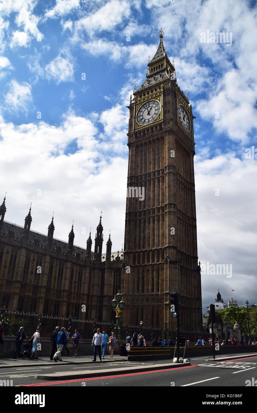 London Big Ben im sonnigen Tag - Elizabeth Tower - britische Symbol - nur Bauen - Turm - Nahaufnahme - Wecker und Gebäude - Makro - Palast von Westminster 1859 Stockfoto