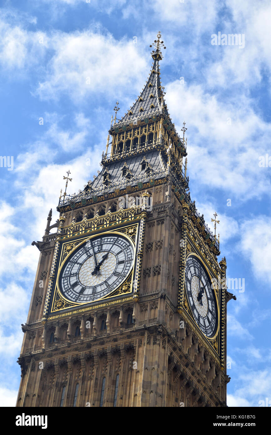 London Big Ben im sonnigen Tag - Elizabeth Tower - britische Symbol - nur Bauen - Turm - Nahaufnahme - Wecker und Gebäude - Makro - Palast von Westminster 1859 Stockfoto