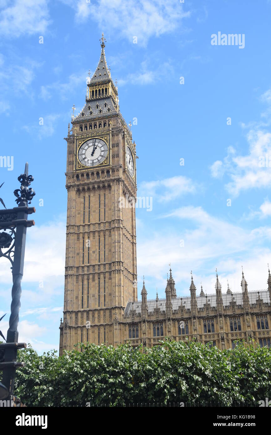 London Big Ben im sonnigen Tag - Elizabeth Tower - britische Symbol - nur  Bauen - Turm - Nahaufnahme - Wecker und Gebäude - Makro - Palast von  Westminster 1859 Stockfotografie - Alamy