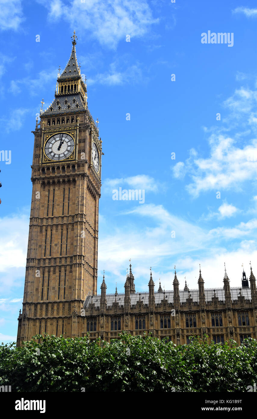 London Big Ben im sonnigen Tag - Elizabeth Tower - britische Symbol - nur Bauen - Turm - Nahaufnahme - Wecker und Gebäude - Makro - Palast von Westminster 1859 Stockfoto