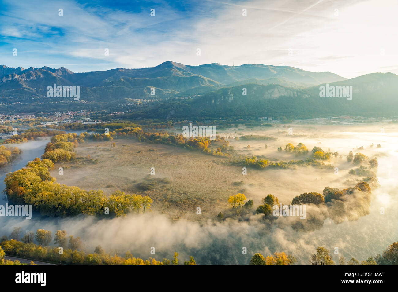 Das Eden Valley - Blick auf den Fluss Adda während einer nebligen Morgen, Airuno, Italien Stockfoto