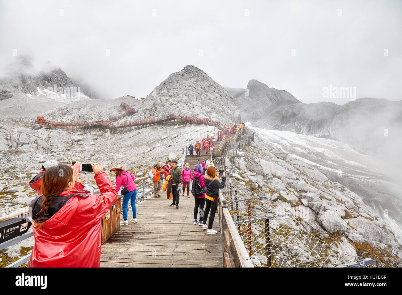 Lijiang, Yunnan, China - 23. September 2017: Touristen auf dem Weg bis zum Jade Dragon Snow Mountain Aussichtsplattform. Stockfoto