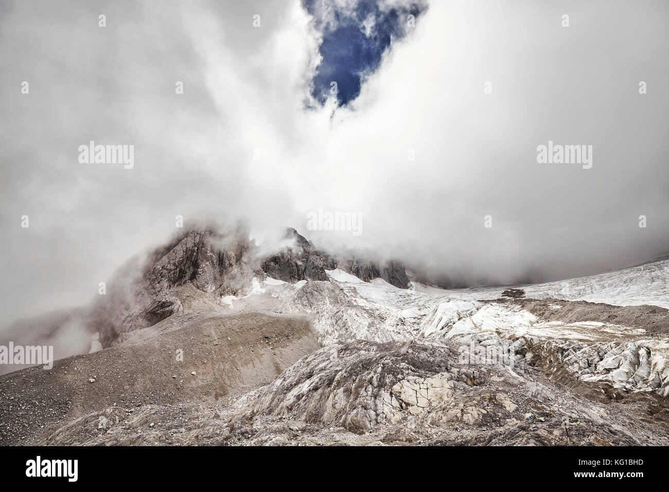 Jade Dragon Snow Mountain Peak mit Wolken, China abgedeckt. Stockfoto