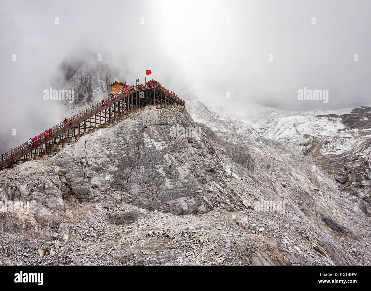 Aussichtsplattform an der Jade Dragon Snow Mountain in Wolken, China. Stockfoto