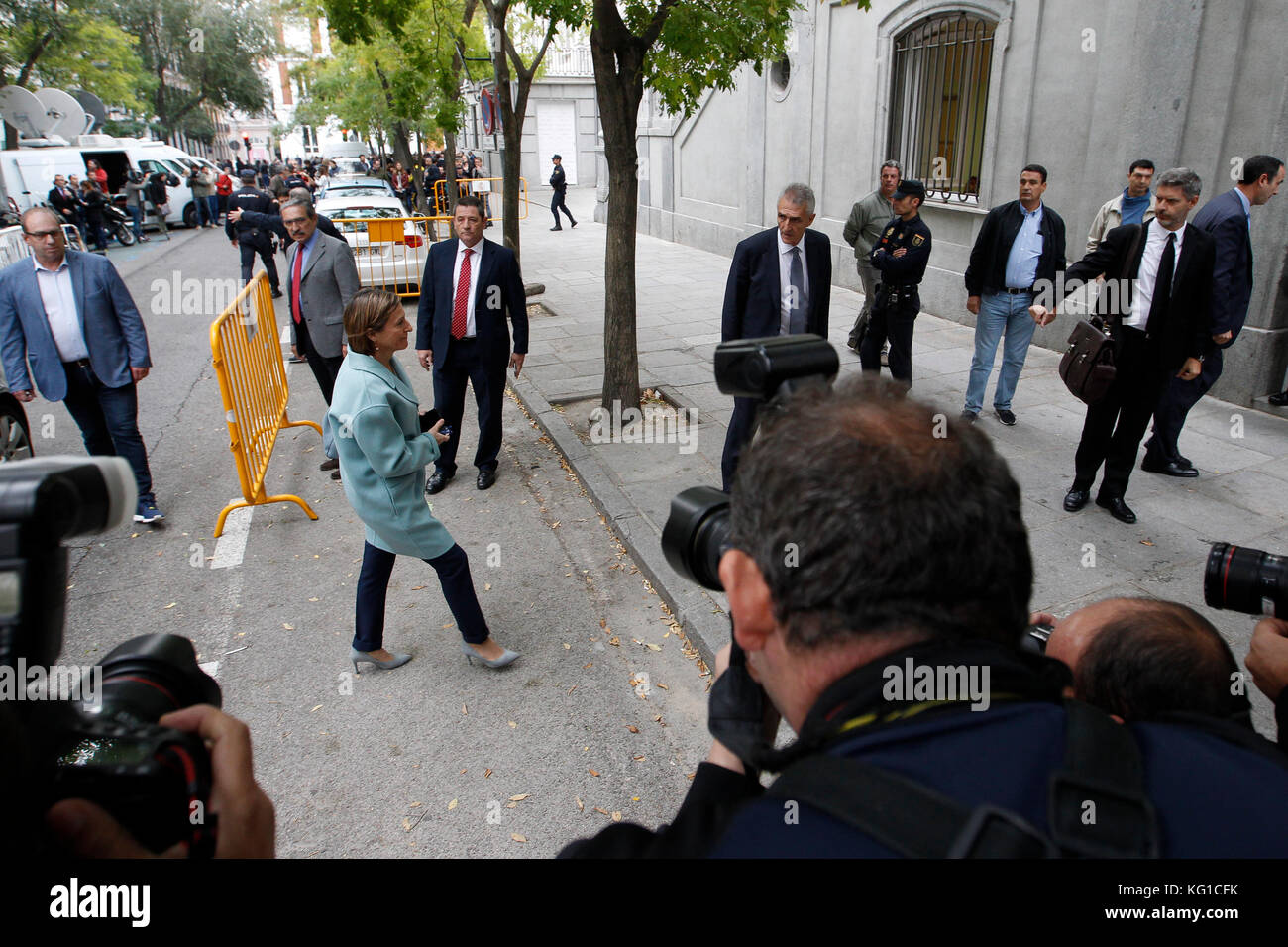 Madrid, Spanien. November 2017. Die Präsidentin des katalanischen Parlaments, Carme Forcadell, trifft am Donnerstag, den 2. November 2017, in Madrid ein, um sich über den Prozess der Unabhängigkeit Kataloniens zu äußern. Quelle: Gtres Información más Comuniación online, S.L./Alamy Live News Stockfoto