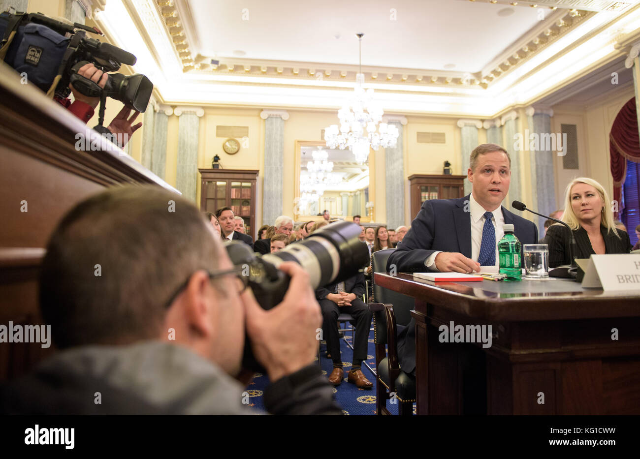 Der US-Repräsentant James Bridenstine (Republikaner von Oklahoma), Nominierter für den Administrator der National Aeronautics and Space Administration (NASA), bezeugt bei seiner Bestätigungsverhandlung vor dem US-Senatsausschuss für Handel, Wissenschaft und Verkehr am Mittwoch, den 1. November 2017 in Washington, DC. Obligatorische Gutschrift: Joel Kowsky/NASA über CNP - KEIN ÜBERLEITUNGSDIENST · Foto: Joel Kowsky/Consolidated/dpa Stockfoto